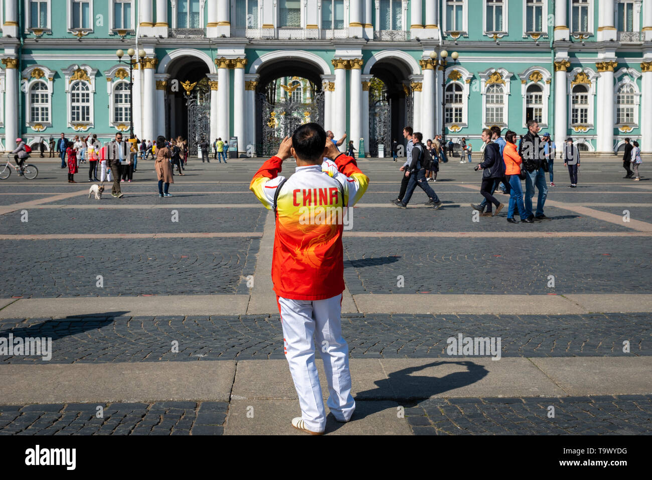 Sankt Petersburg, Russland - Mai 2019: chinesische Touristengruppe, die Fotos vor der Eremitage in St. Petersburg in Russland. Stockfoto