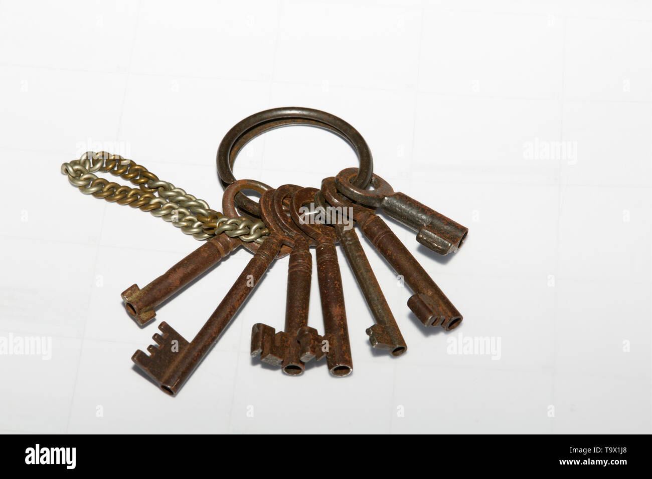 Haufen rostigen Schlüssel mit Ring und Kette Stockfoto