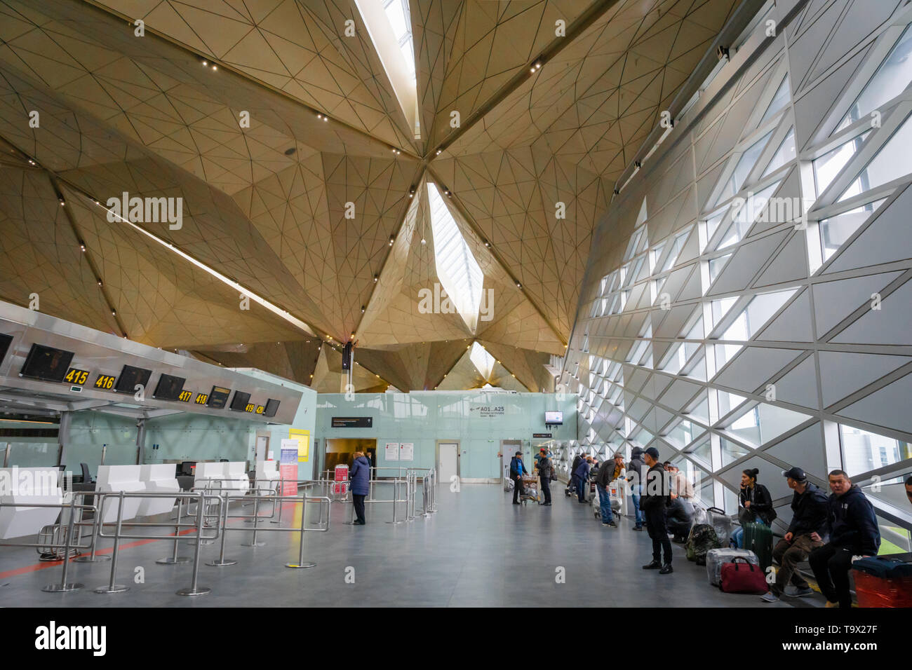 Sankt Petersburg, Russland - Mai 2019: Flughafen Pulkovo Architektur im Abflugterminal und Passagiere, St. Petersburg, Russland. Stockfoto