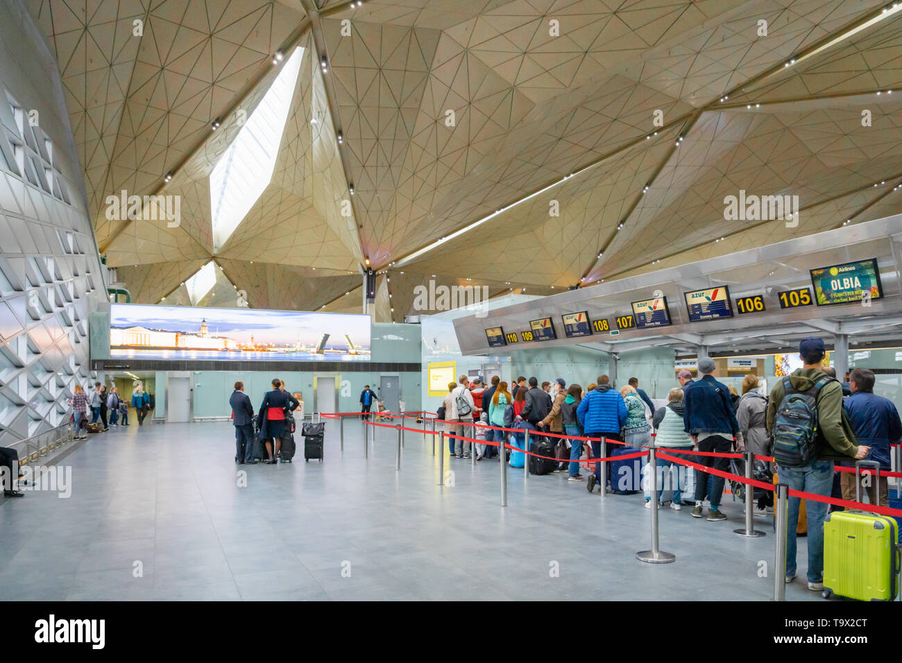 Sankt Petersburg, Russland - Mai 2019: Flughafen Pulkovo Architektur im Abflugterminal und Passagiere, St. Petersburg, Russland. Stockfoto