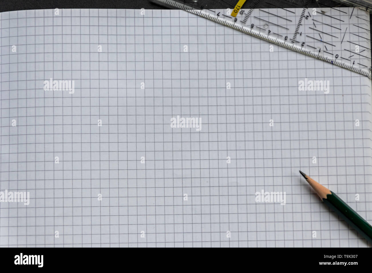 Überprüfte Papier mit mathematischen Aufgaben eines Schülers warten auf Für den nächsten Schulunterricht gelöst werden Stockfoto