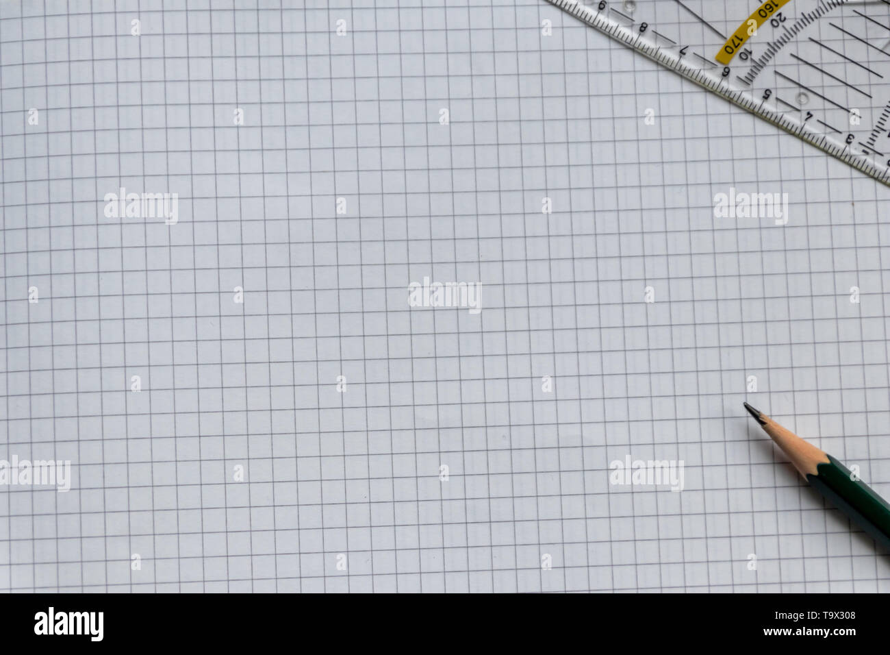 Überprüfte Papier mit mathematischen Aufgaben eines Schülers warten auf Für den nächsten Schulunterricht gelöst werden Stockfoto