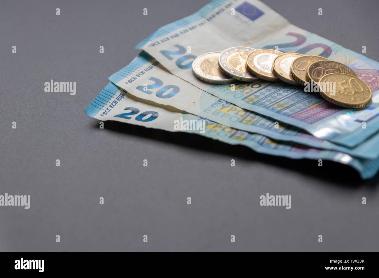 Stapel von 20 Euro-Banknoten mit 2 Euro-Münzen, 1 Euro-Münzen und 50 Cent-Münzen sind bereit zur Auszahlung, als europäisches Bargeld oder Taschengeld für private Investitionen Stockfoto