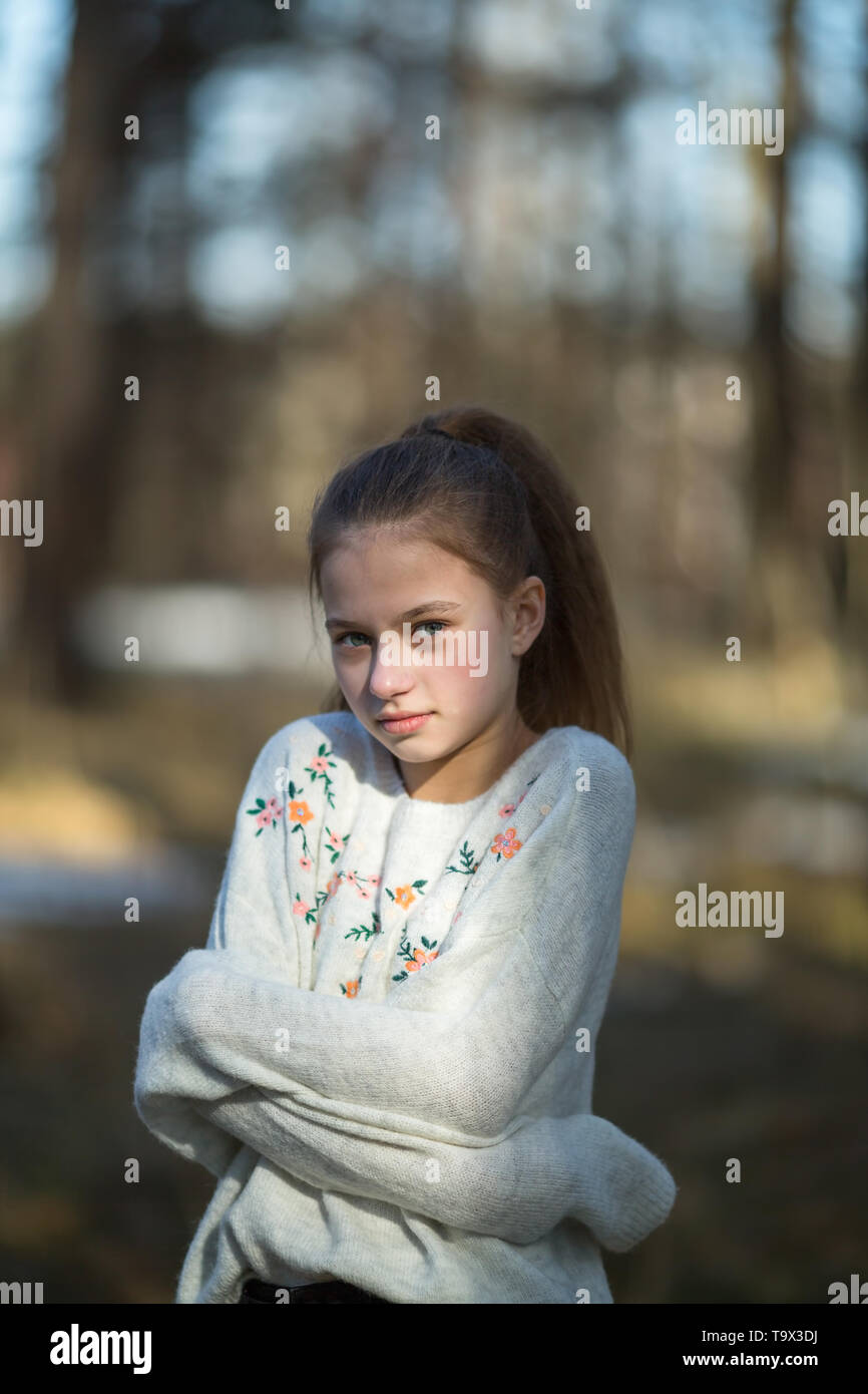 Schule - alter süße Mädchen im Park posieren für ein Fotoshooting. Stockfoto