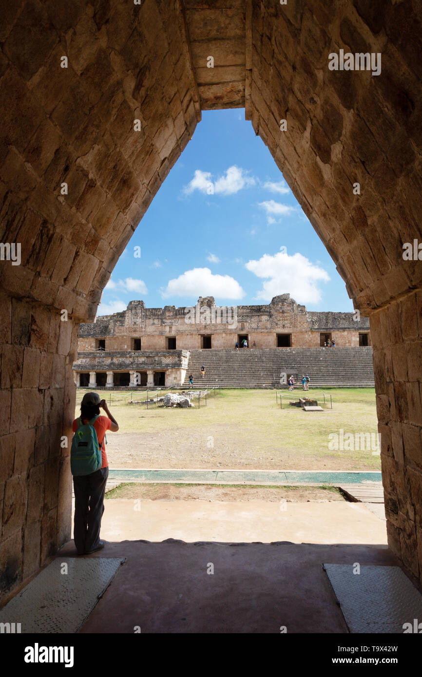 Mexiko Touristische - Blick in das Kloster Viereck, Uxmal aus einem traditionellen Maya Arch, Uxmal Mexiko Lateinamerika; Beispiel Mexiko Reisen Stockfoto