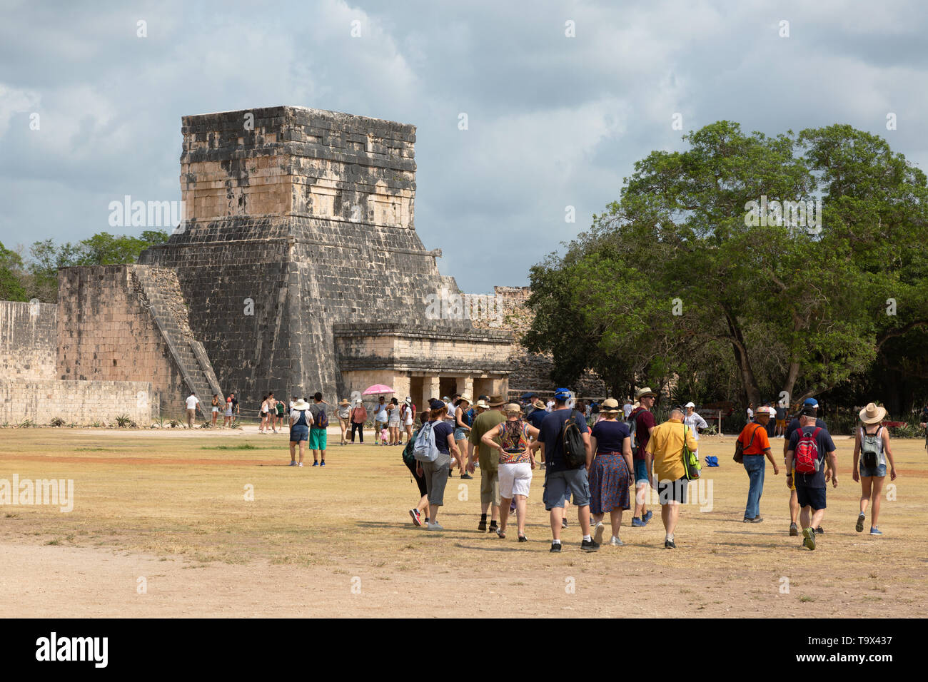 Chichen Itza, Mexiko alten Maya Ruinen - UNESCO Weltkulturerbe; Besucher die Überschrift zum großen Ball Court, Chichen Itza, Yucatan, Mexiko Stockfoto
