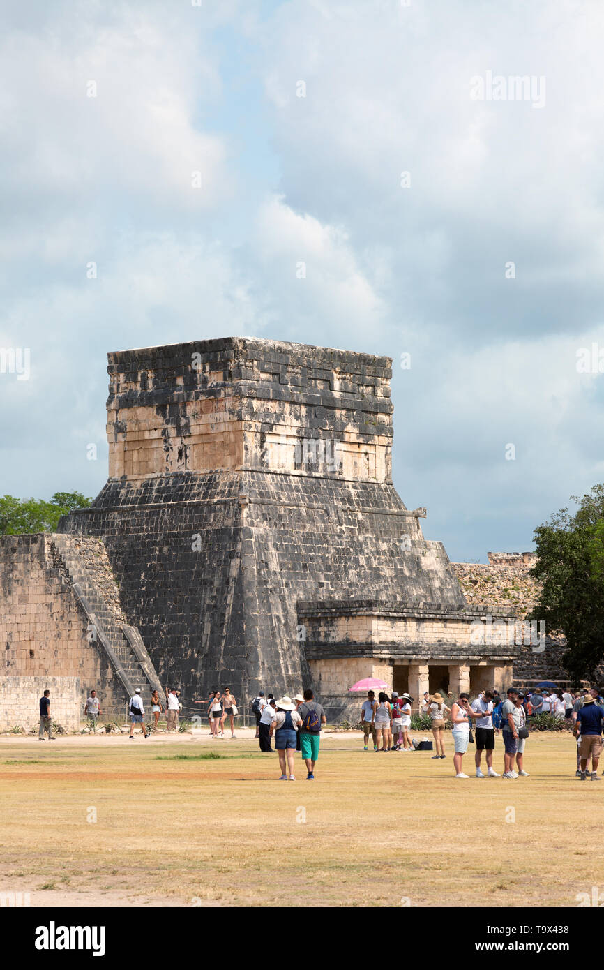 Chichen Itza, Mexiko alten Maya Ruinen - UNESCO Weltkulturerbe; Besucher die Überschrift zum großen Ball Court, Chichen Itza, Yucatan, Mexiko Stockfoto