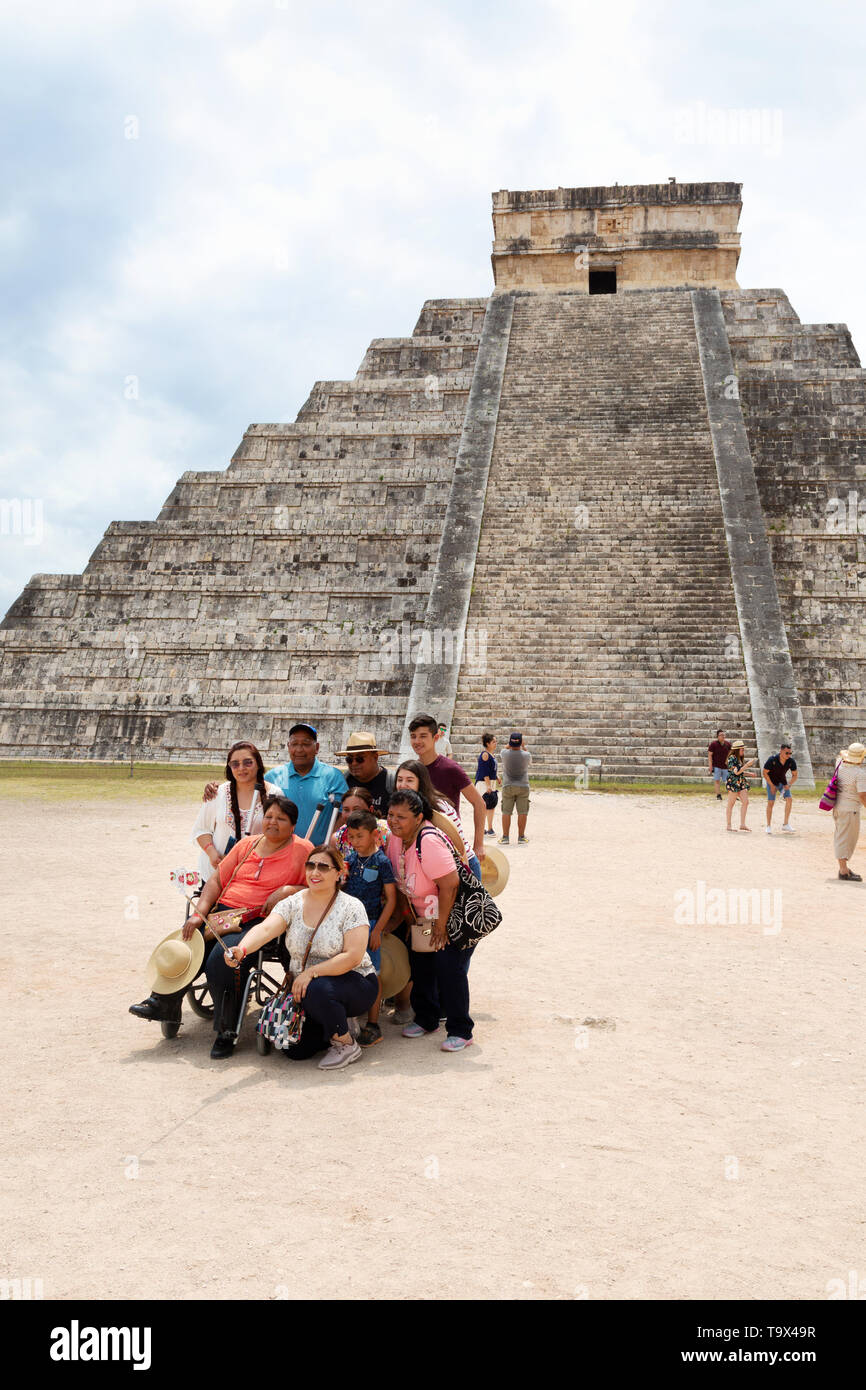 Mexiko Touristen nehmen eine Gruppe selfie; Tempel des Kukulcan (El Castillo), Chichen Itza Maya Ruinen, Yucatan, Mexiko. Beispiel für Mexiko Reisen. Stockfoto