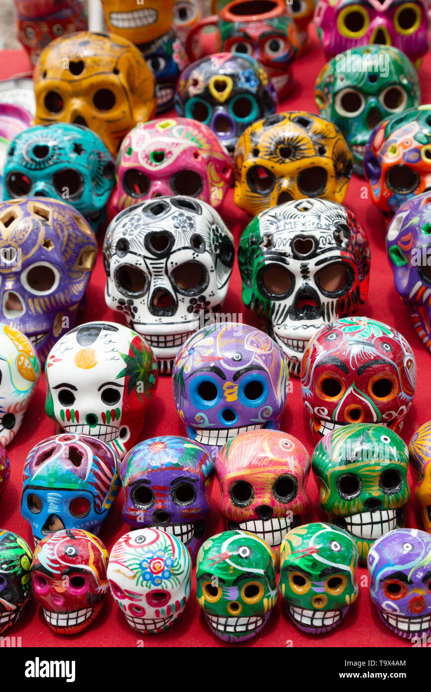 Mexiko souvenir-bunt bemalten Porzellan Schädel zum Verkauf auf einen Markt ausgeht, Yucatan, Mexiko Lateinamerika - Stockfoto