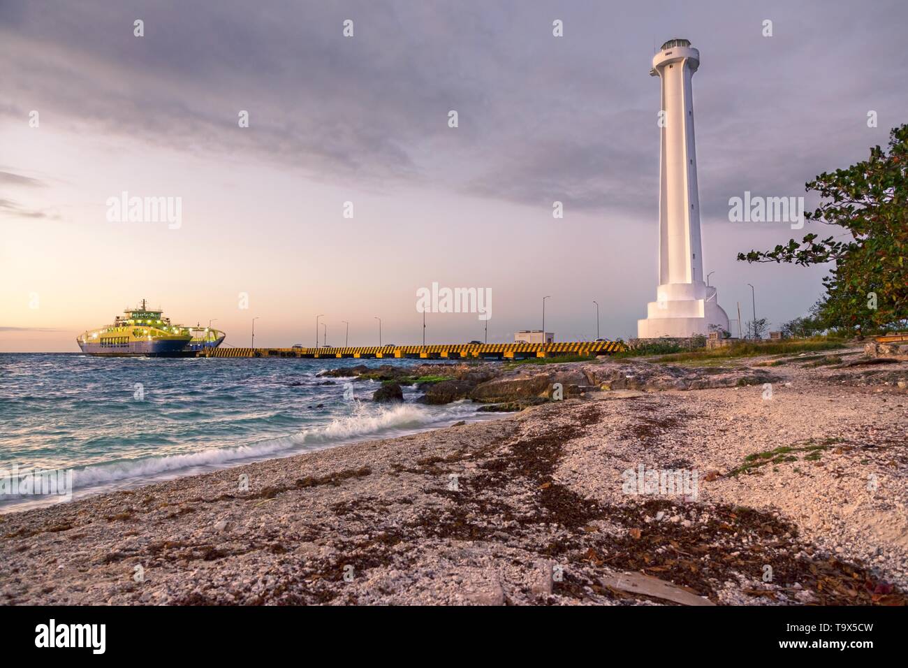 Dramatische stürmische Sonnenuntergang Himmel Farben Horizont über Caribbean Ocean Beach Car Ferry Pier Lighthouse. Malerische Landschaft Cozumel Mexiko Yucatan Halbinsel Stockfoto