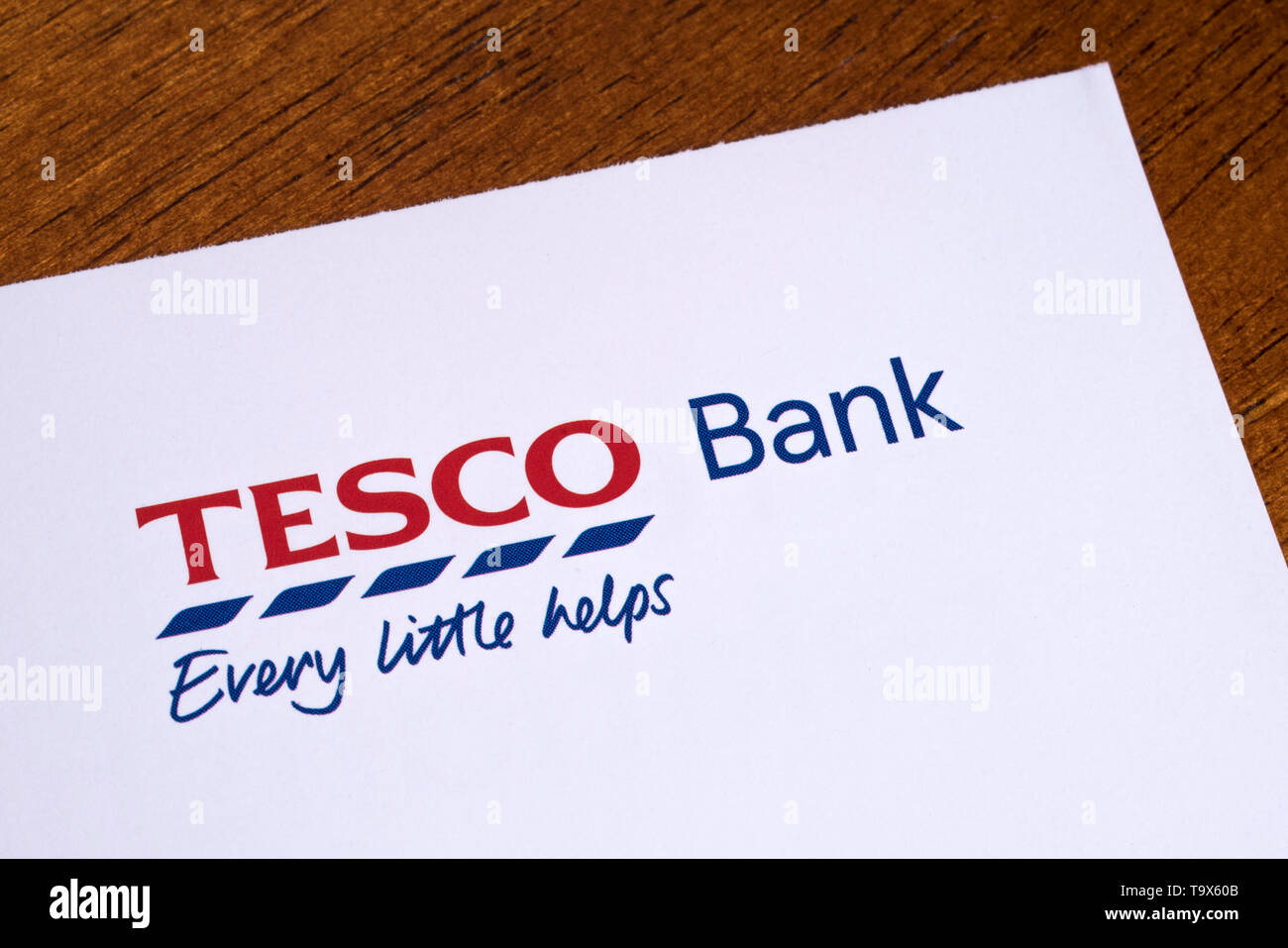 London, UK, 14. Mai 2019: Das Logo von Tesco Bank, dargestellt auf einem Merkblatt. Stockfoto