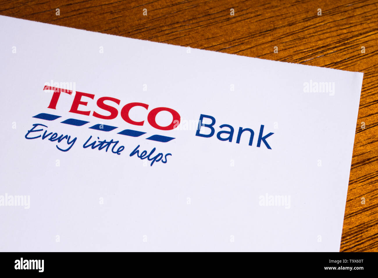 London, UK, 14. Mai 2019: Das Logo von Tesco Bank, dargestellt auf einem Merkblatt. Stockfoto