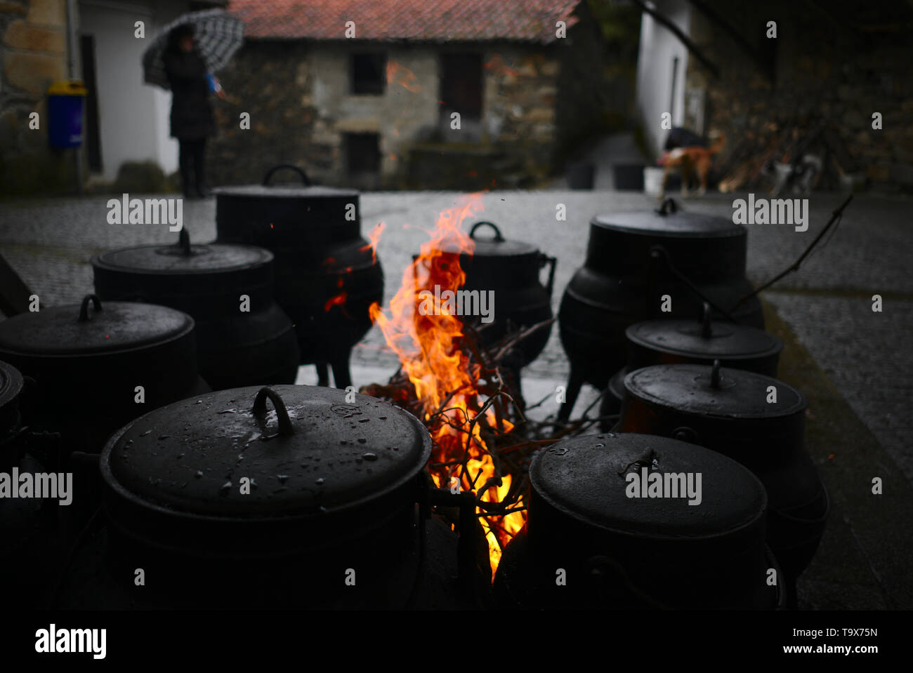 Während des Karnevals Truesday, in den Straßen des Dorfes, schwarzes Eisen Töpfe über dem Feuer kochen eine meathy Suppe für alle. Stockfoto