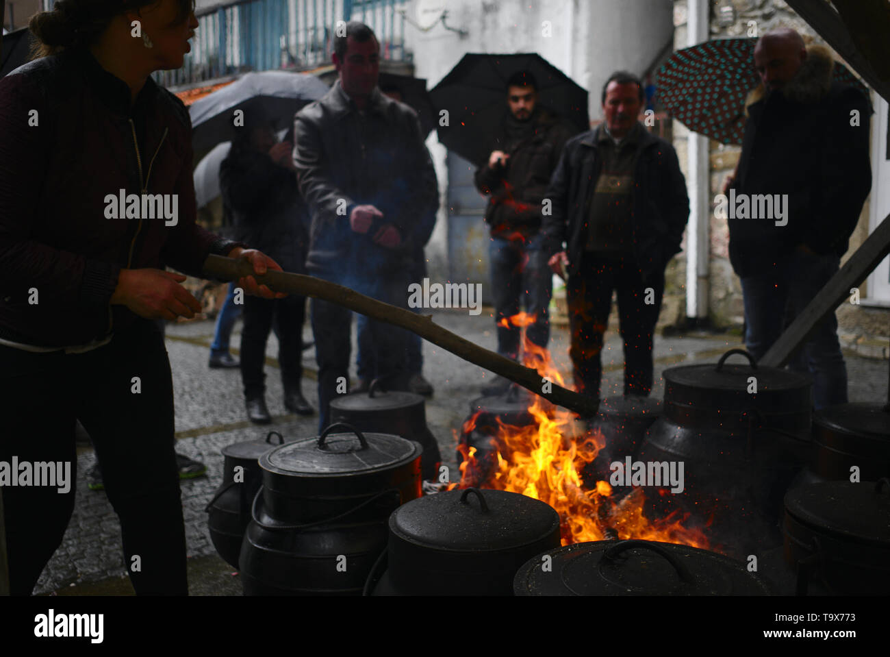 Während des Karnevals Truesday, in den Straßen des Dorfes, schwarzes Eisen Töpfe über dem Feuer kochen eine meathy Suppe für alle. Stockfoto