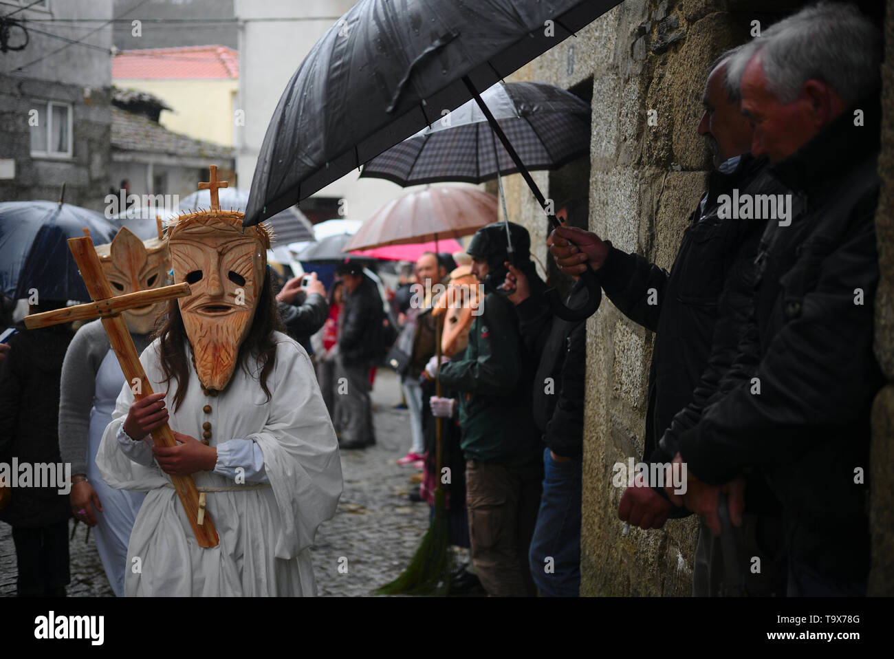 Die traditionelle Entrudo (Karneval) von Lazarim, wo am Dienstag die Menschen in Holz Masken in der Hauptansicht von Dorfplatz versammeln. Stockfoto