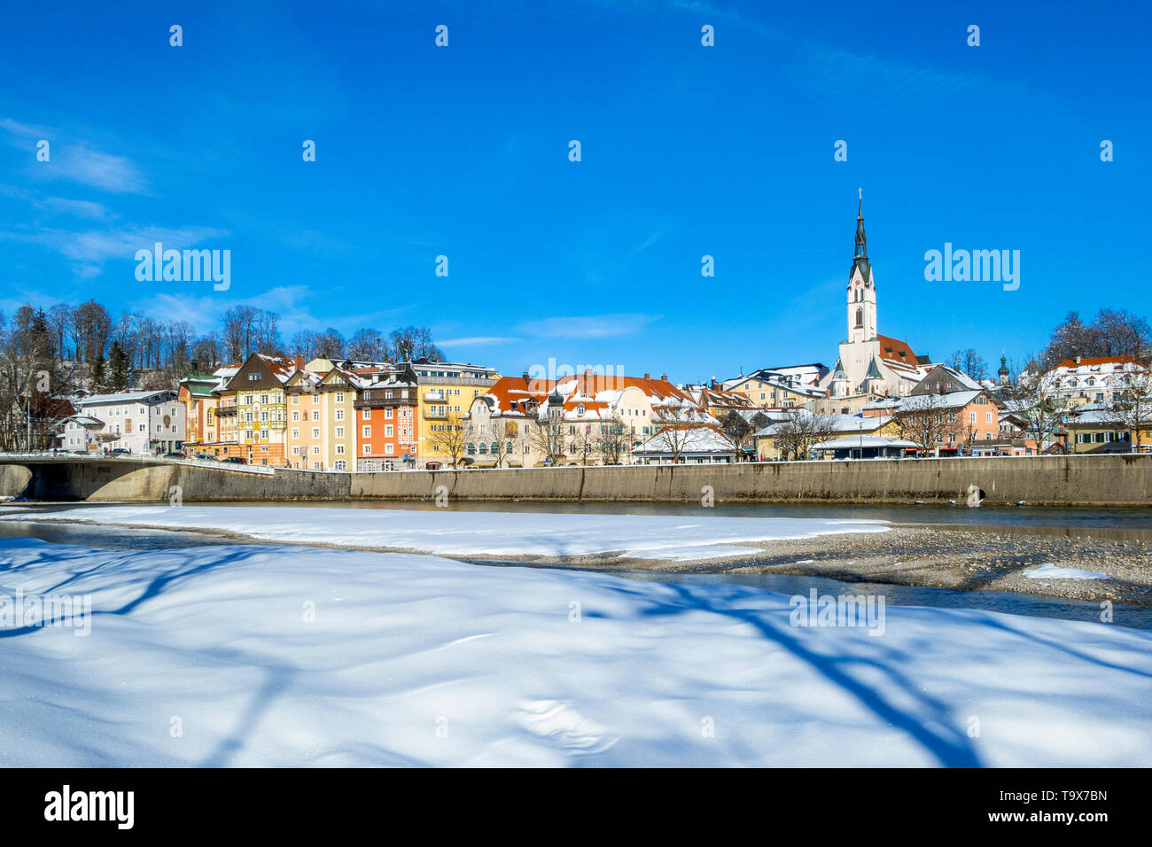 Stadt Bad Tölz mit Blick auf die Isar und die Stadt Pfarrkirche Mariä Himmelfahrt Tag im Winter, Bad Tölz, Oberbayern, Bayern, Deutschland, Europa, Stadta Stockfoto