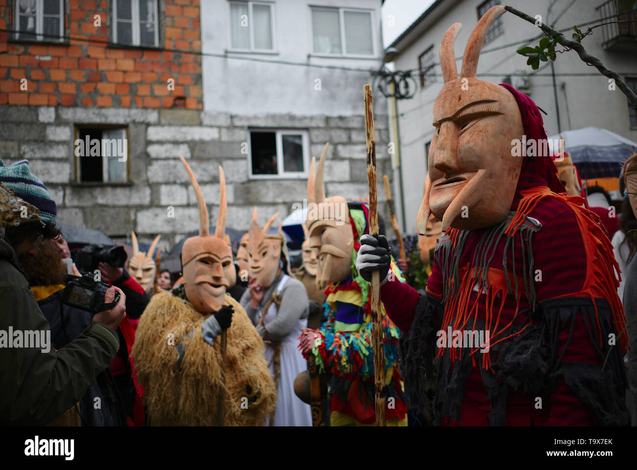 Die traditionelle Entrudo (Karneval) von Lazarim, wo am Faschingsdienstag Menschen in Holz Masken in der Hauptansicht von Dorfplatz versammeln. Stockfoto