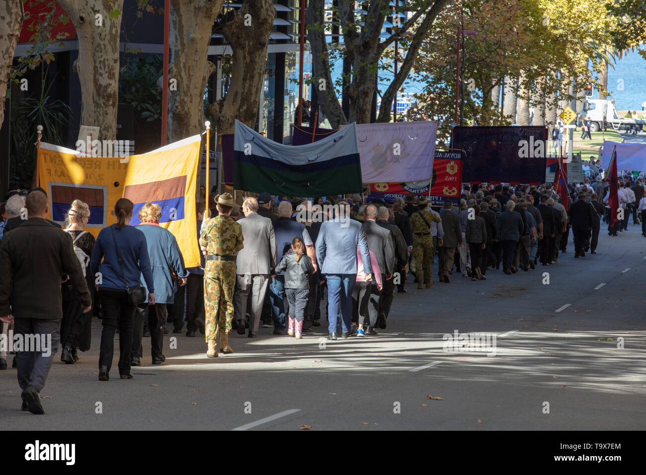 Perth, Australien. 25. April 2019. Australier über das ganze Land diesen Service Männer und Frauen, die sich in Konflikt für ihr Land gestorben erinnern. Der Tag beginnt mit einem Sonnenaufgang von einem Anzac Day Parade auf der ganzen Land wie hier in Perth, WA. Jüngere Teilnehmer an der Parade tragen die Medaillen ihrer Familienmitglieder. Credit: Joe Kuis/Alamy Stockfoto