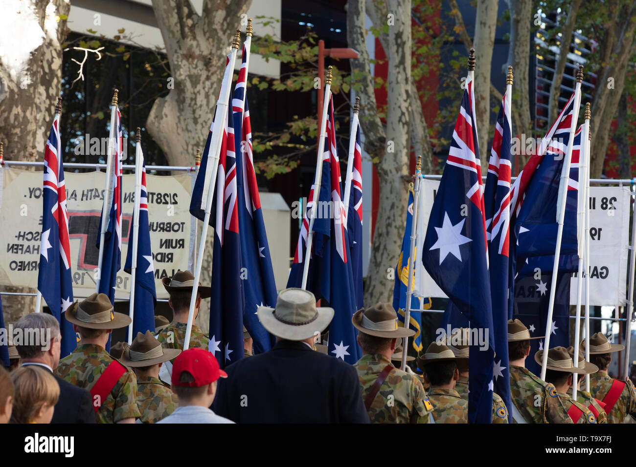 Perth, Australien. 25. April 2019. Australier über das ganze Land diesen Service Männer und Frauen, die sich in Konflikt für ihr Land gestorben erinnern. Der Tag beginnt mit einem Sonnenaufgang von einem Anzac Day Parade auf der ganzen Land wie hier in Perth, WA. Jüngere Teilnehmer an der Parade tragen die Medaillen ihrer Familienmitglieder. Credit: Joe Kuis/Alamy Stockfoto