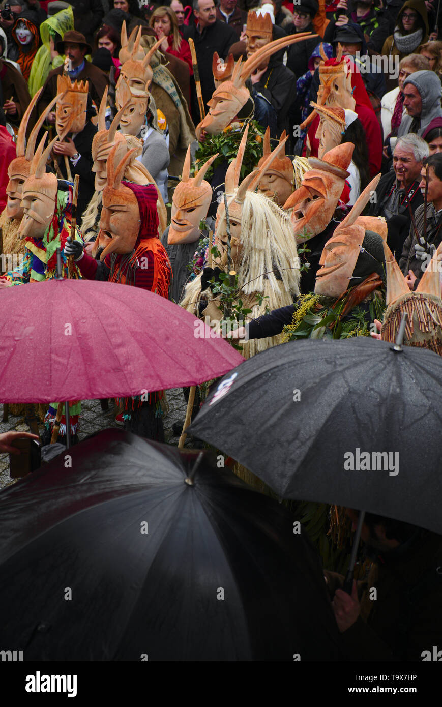 Die traditionelle Entrudo (Karneval) von Lazarim, wo am Faschingsdienstag Menschen in Holz Masken in der Hauptansicht von Dorfplatz versammeln. Stockfoto