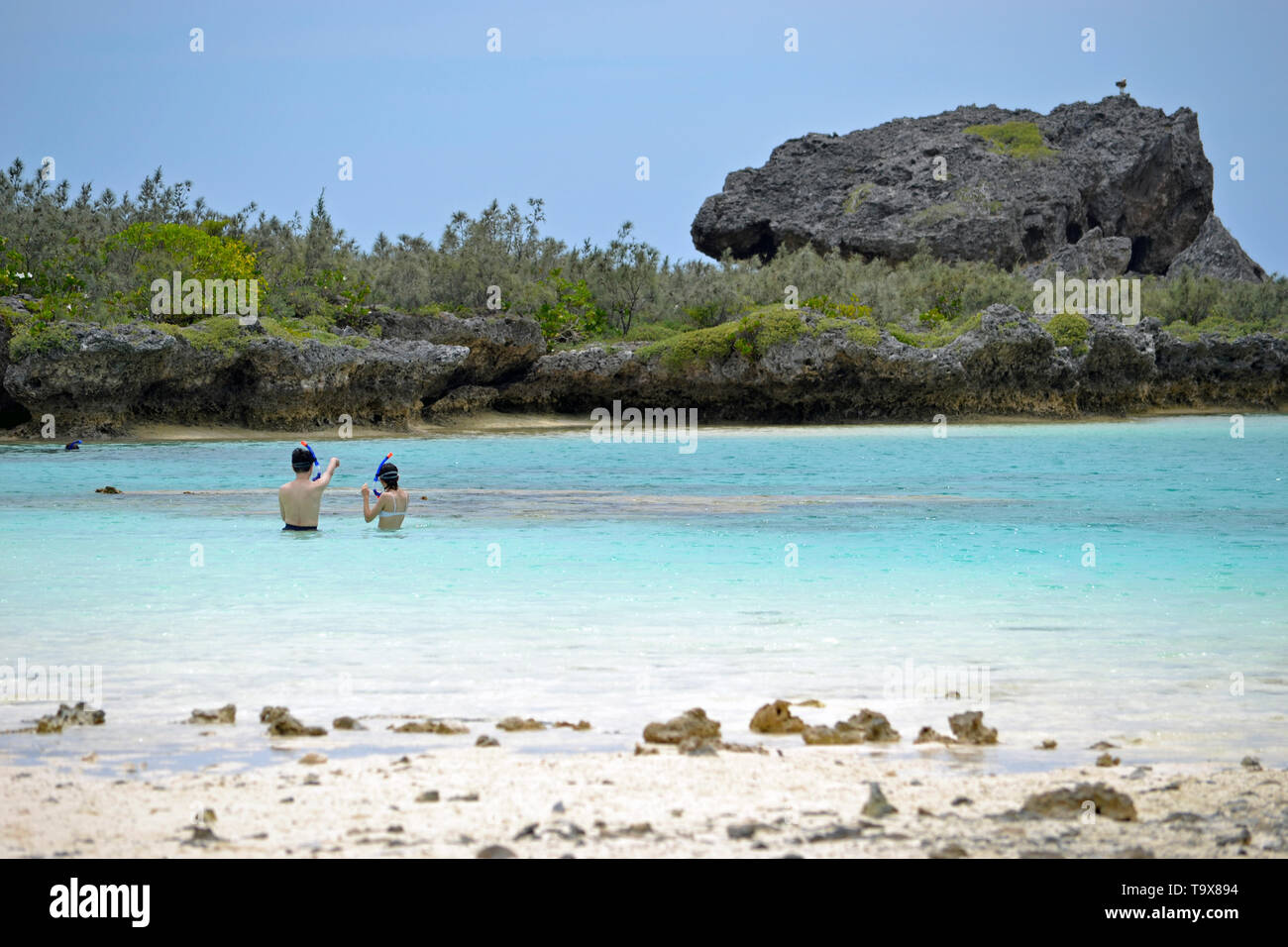 Schnorchler genießen Sie den natürlichen Pool von Oro Bay, Isle of Pines, Neukaledonien, South Pacific Stockfoto