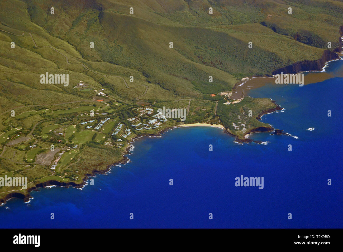 Luftaufnahme von Hulopoe Beach und Puu Pehe oder Schatz Rock, Lanai Insel, Hawaii, USA Stockfoto