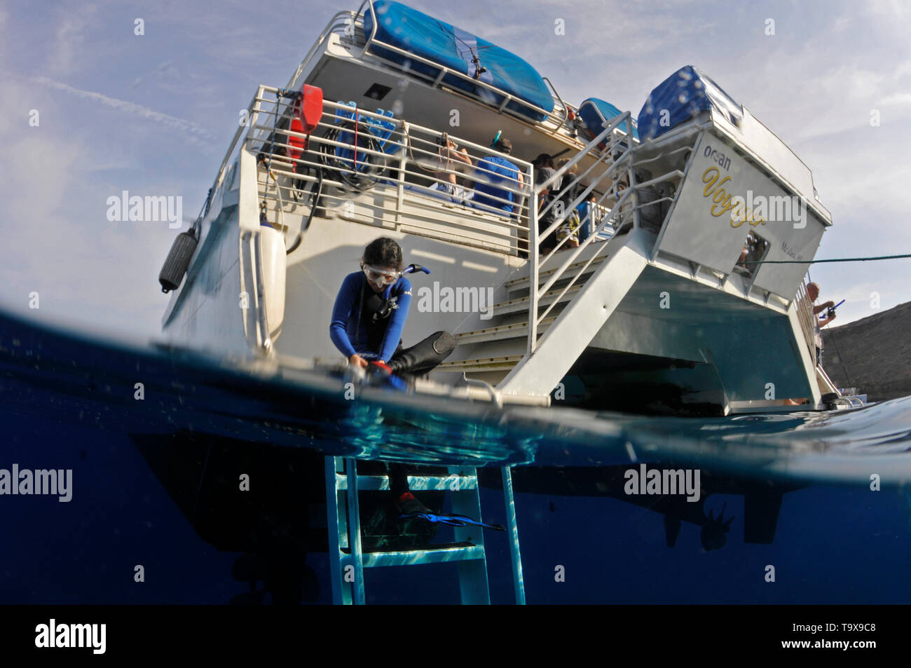 Schnorchler bereitet zu tauchen Sie ein Boot, Molokini, Maui, Hawaii, USA Stockfoto