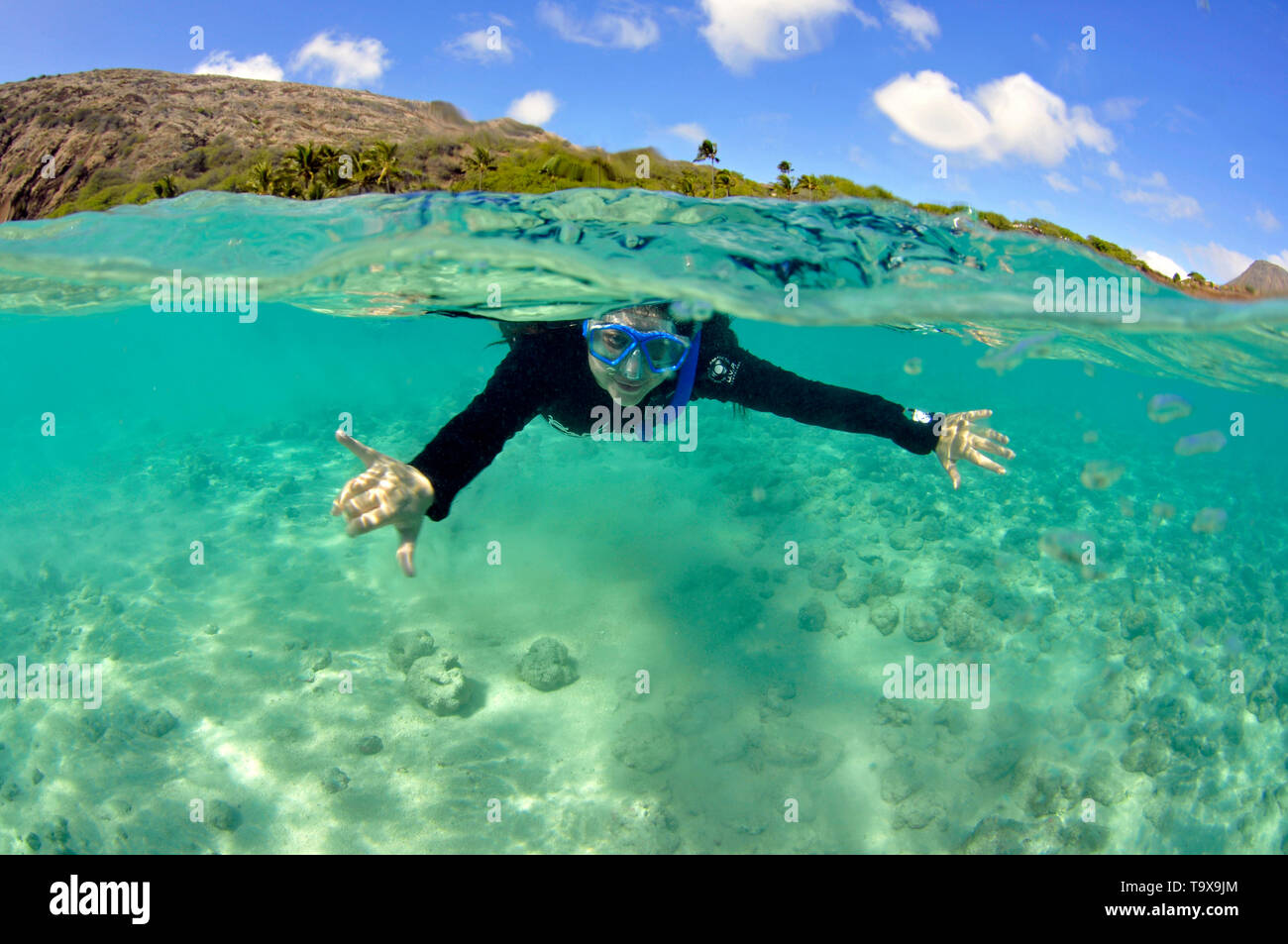 Schnorchler genießt die Sicht unter Wasser in der Hanauma Bay, Oahu, Hawaii, USA Stockfoto