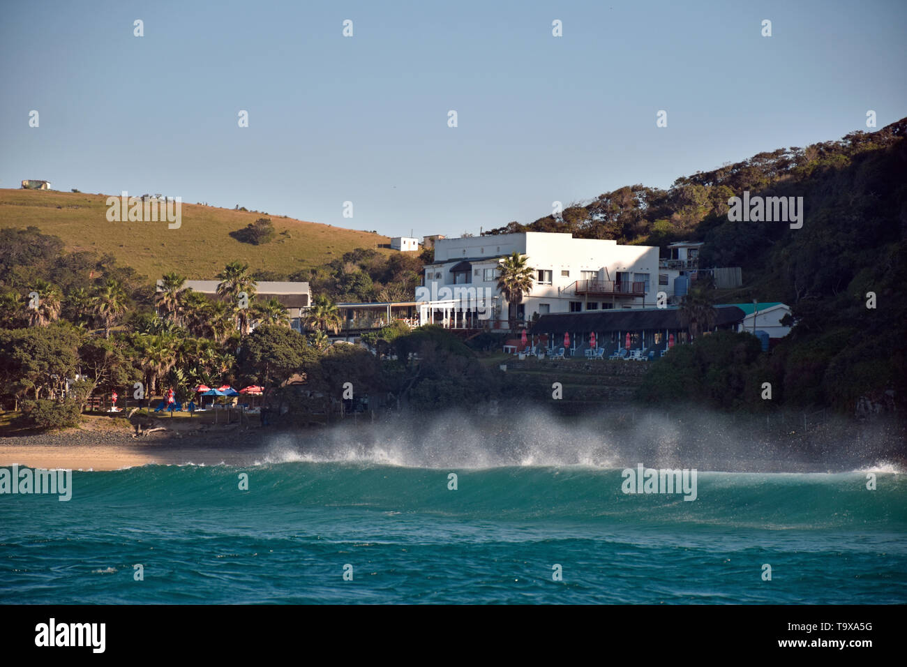 Hotel am Strand in Coffee Bay gesehen nach der Welle brechen, Wild Coast, Eastern Cape, Südafrika Stockfoto