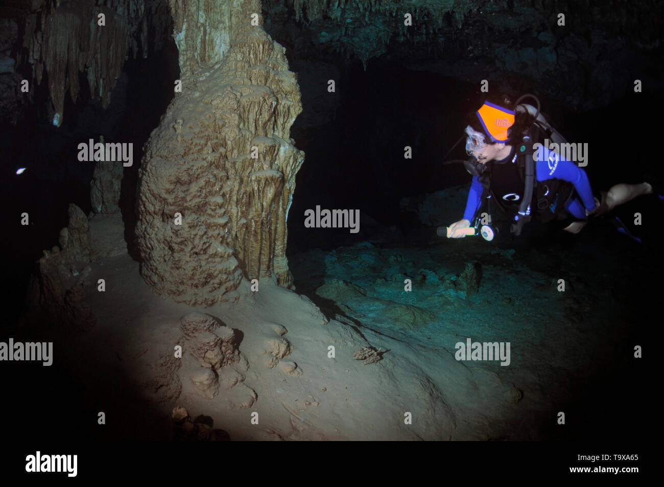 Taucher erkundet die Unterwasser geologischen Formationen innerhalb Cenote Dos Ojos, Tulum, Quintana Roo, Mexiko Stockfoto