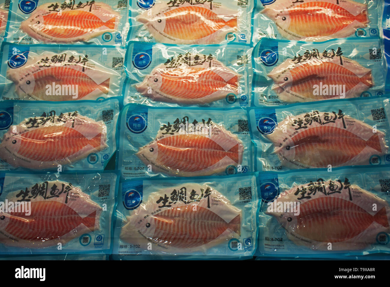 Pakete von gefrorenen Tilapia zum Verkauf in Hainan, China Stockfoto