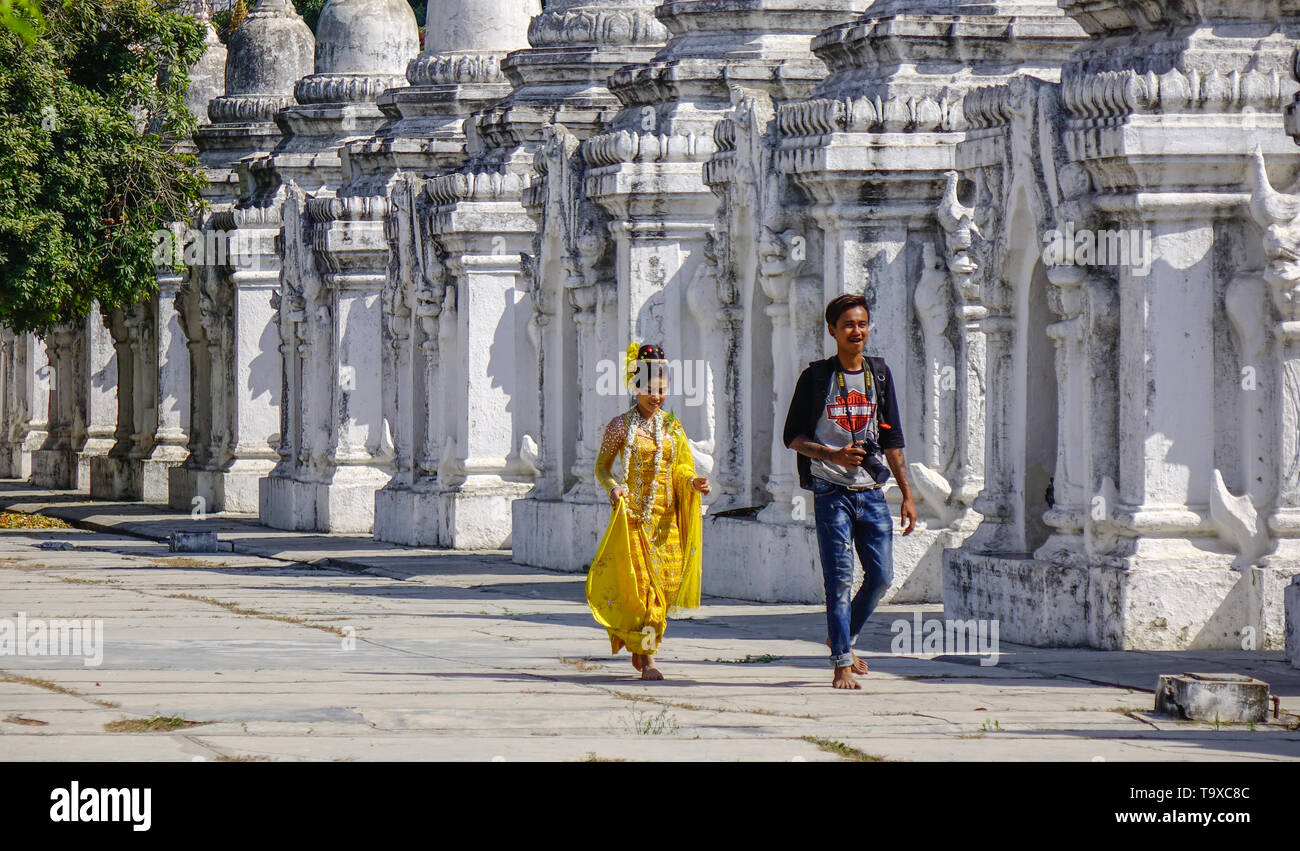 Mandalay, Myanmar - Feb 9, 2017. Menschen besuchen die Kuthodaw Pagode in Mandalay, Myanmar. Stockfoto