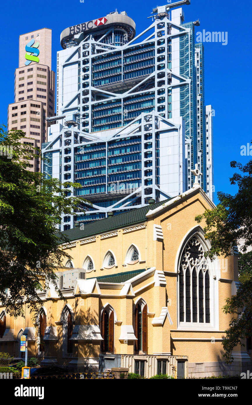 Kontrast von Alt und Neu, St. John's Cathedral und der HSBC Bank Gebäude, Skyline von Hongkong, SAR China Stockfoto