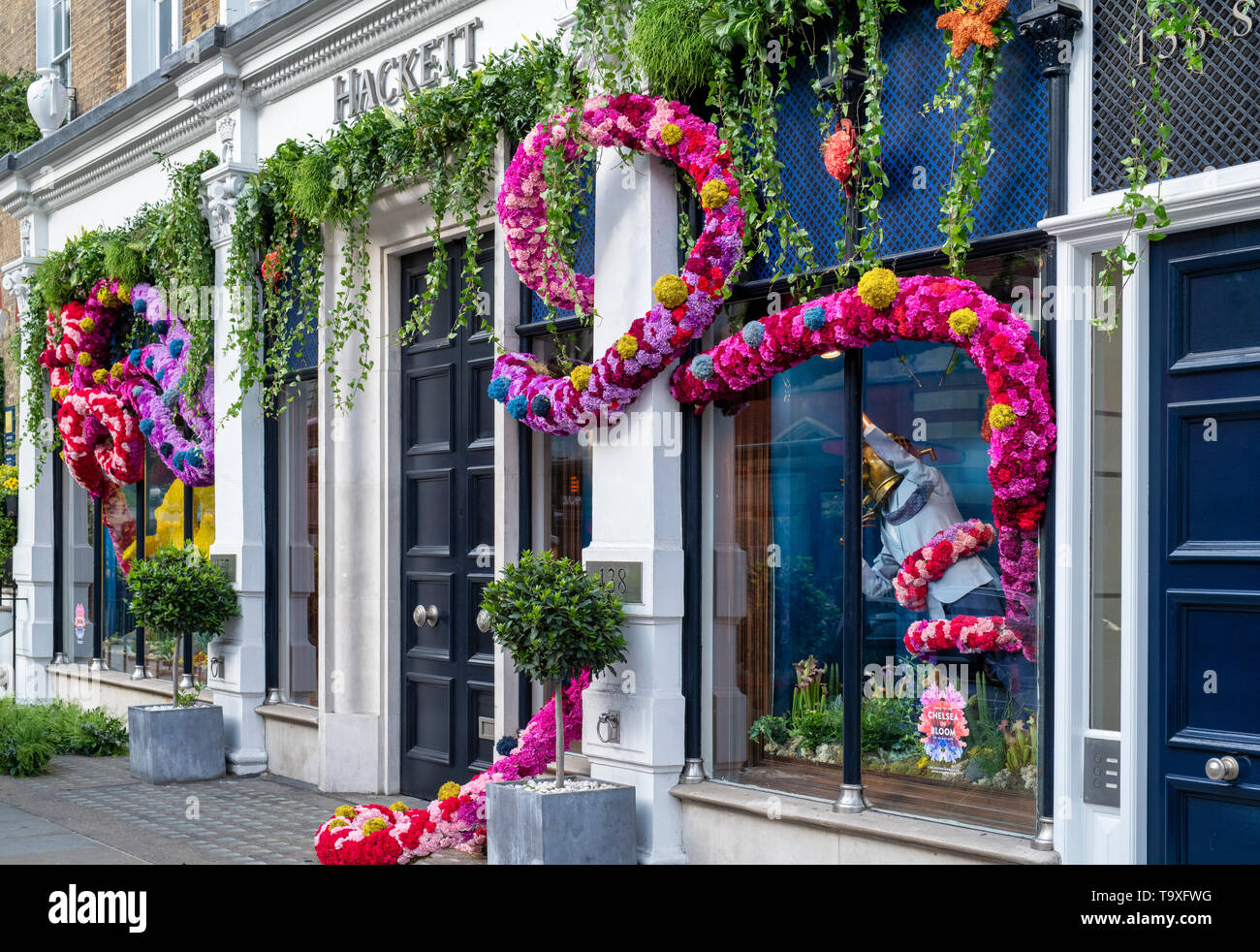 Blumenarrangement außerhalb Hackett Shop in der Sloane Street in Chelsea in der Blüte 2019. Chelsea, London, England Stockfoto