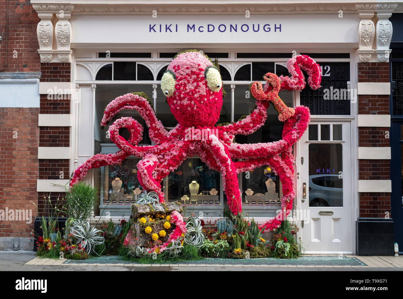 Octopus Blumenarrangement außerhalb Kiki McDonough Schmuck Shop in Symons Straße für Chelsea in der Blüte 2019. Chelsea, London, England Stockfoto