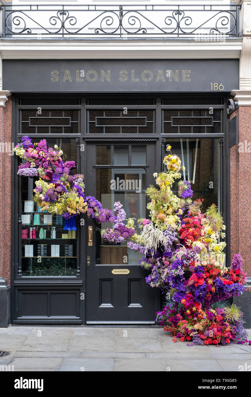Blumenarrangement außerhalb Salon sloane Shop im Pavillon Straße für Chelsea in der Blüte 2019. Chelsea, London, England Stockfoto
