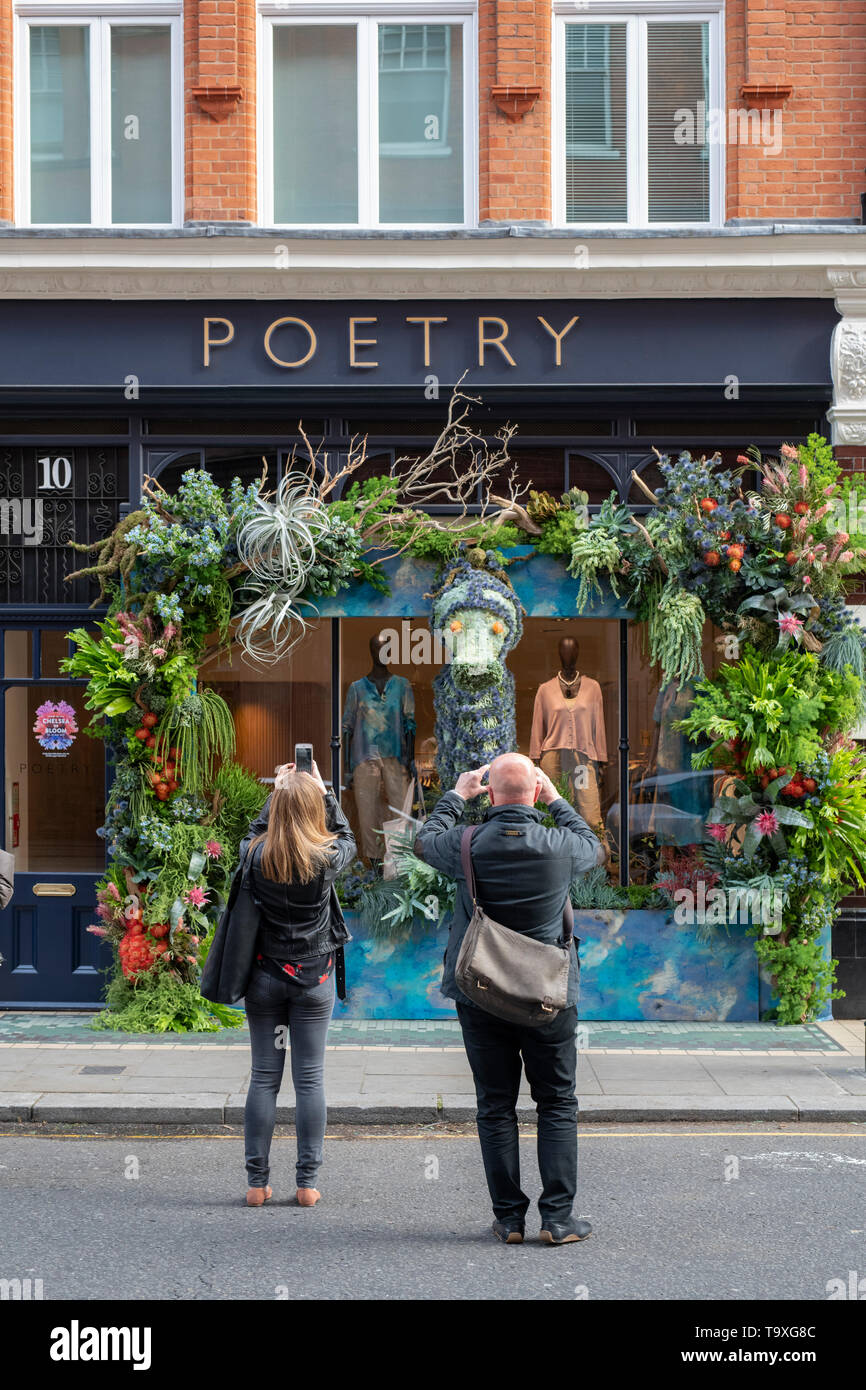 Leute, die Bilder von der Poesie shop Blütenpracht in Symons Straße für Chelsea in der Blüte 2019. Chelsea, London, England Stockfoto