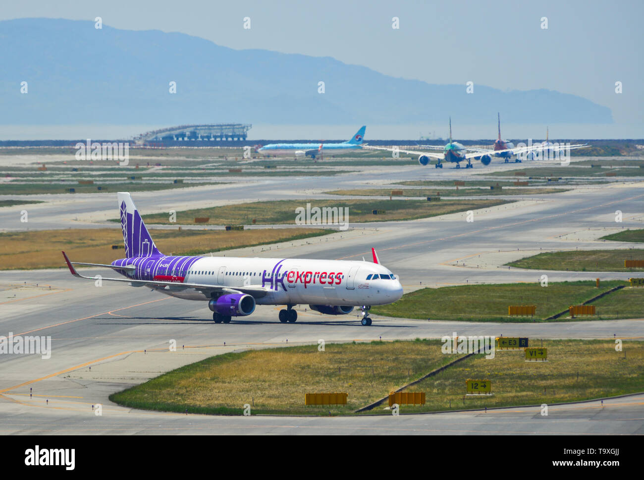 Osaka, Japan - 18.April 2019. B-LEH Hong Kong Express Airbus A321 Rollen auf Start- und Landebahn des Flughafens Kansai (KIX) in Osaka, Japan. Stockfoto