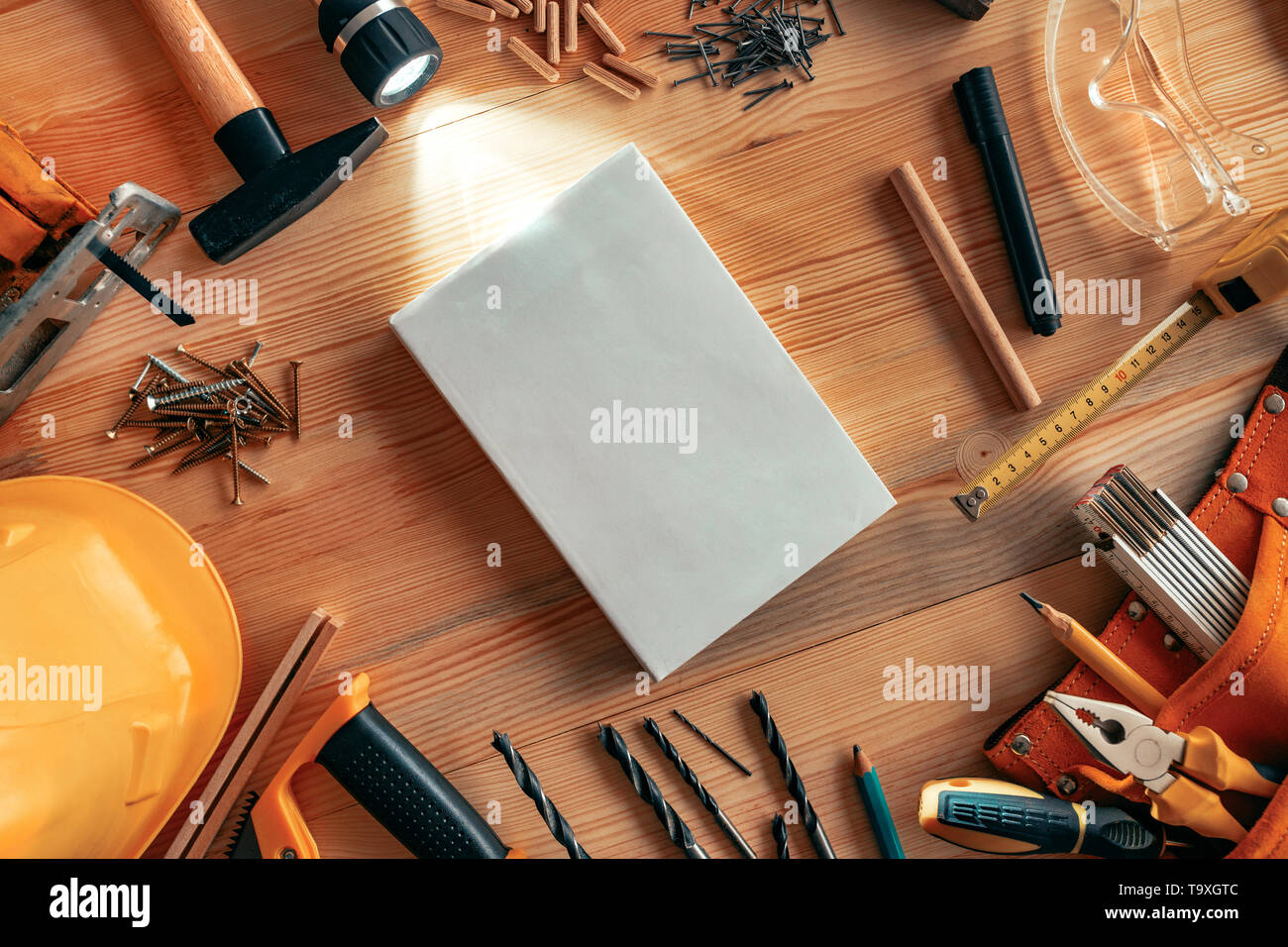 Bedienungsanleitung mock up auf Schreinerei Holzarbeiten workshop Schreibtisch, Ansicht von oben Stockfoto