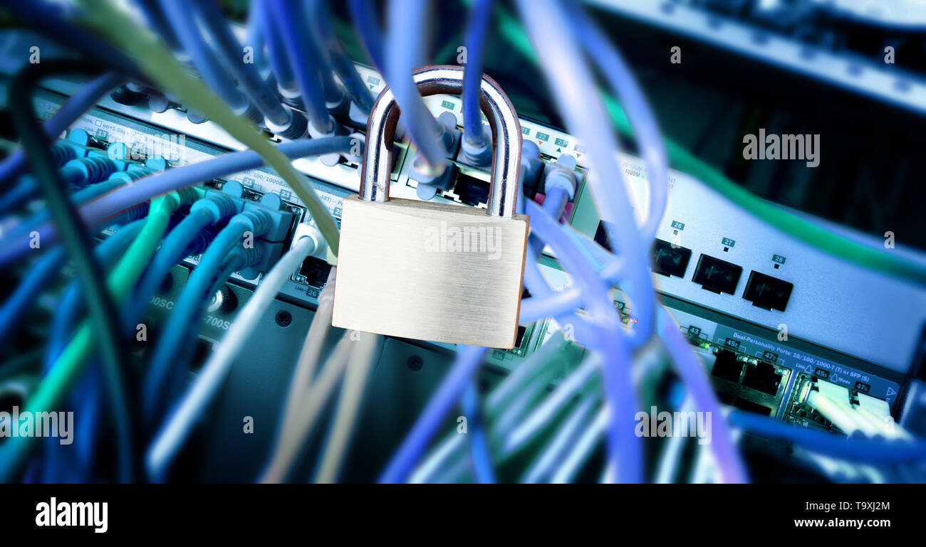 Schloss auf dem Kabel an ein Netzwerk Server, Sicherheitskonzept, Farbwirkung, ausgewählte konzentrieren, enge Tiefenschärfe Stockfoto