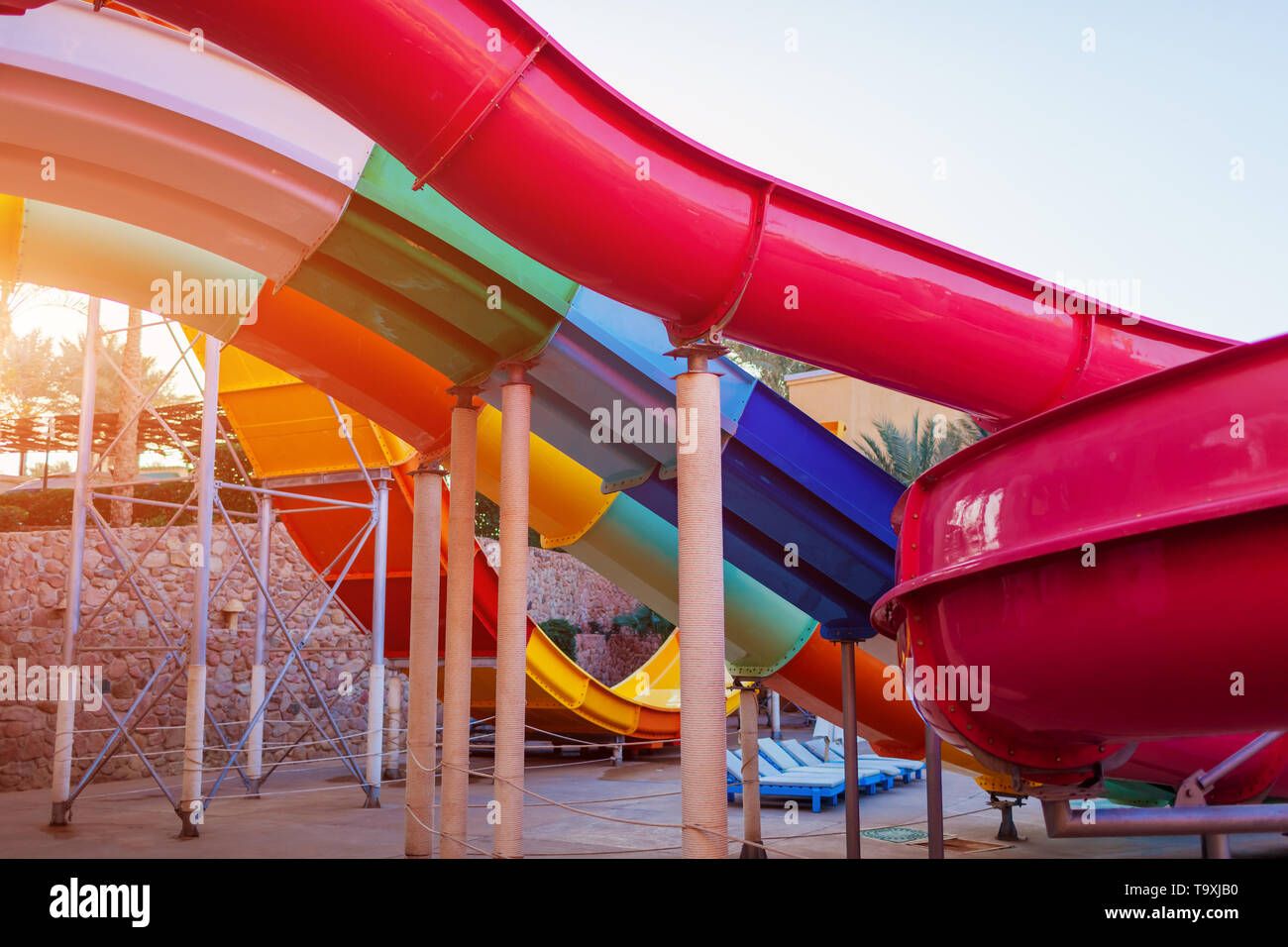 Leere Wasserrutsche im Hotel Aquapark. Resort Unterhaltung. Sommer Urlaub Stockfoto Leere Wasserrutsche im Hotel Aquapark. Resort Unterhaltung. Sommer Urlaub Stockfoto