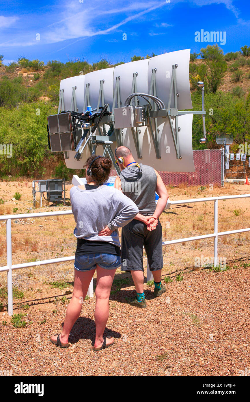 Besucher mit Interesse an der Concentrated Solar Power Spiegel Technologie an Bisosphere 2, die Amerikanische Earth System Science Research Facility entfernt Stockfoto