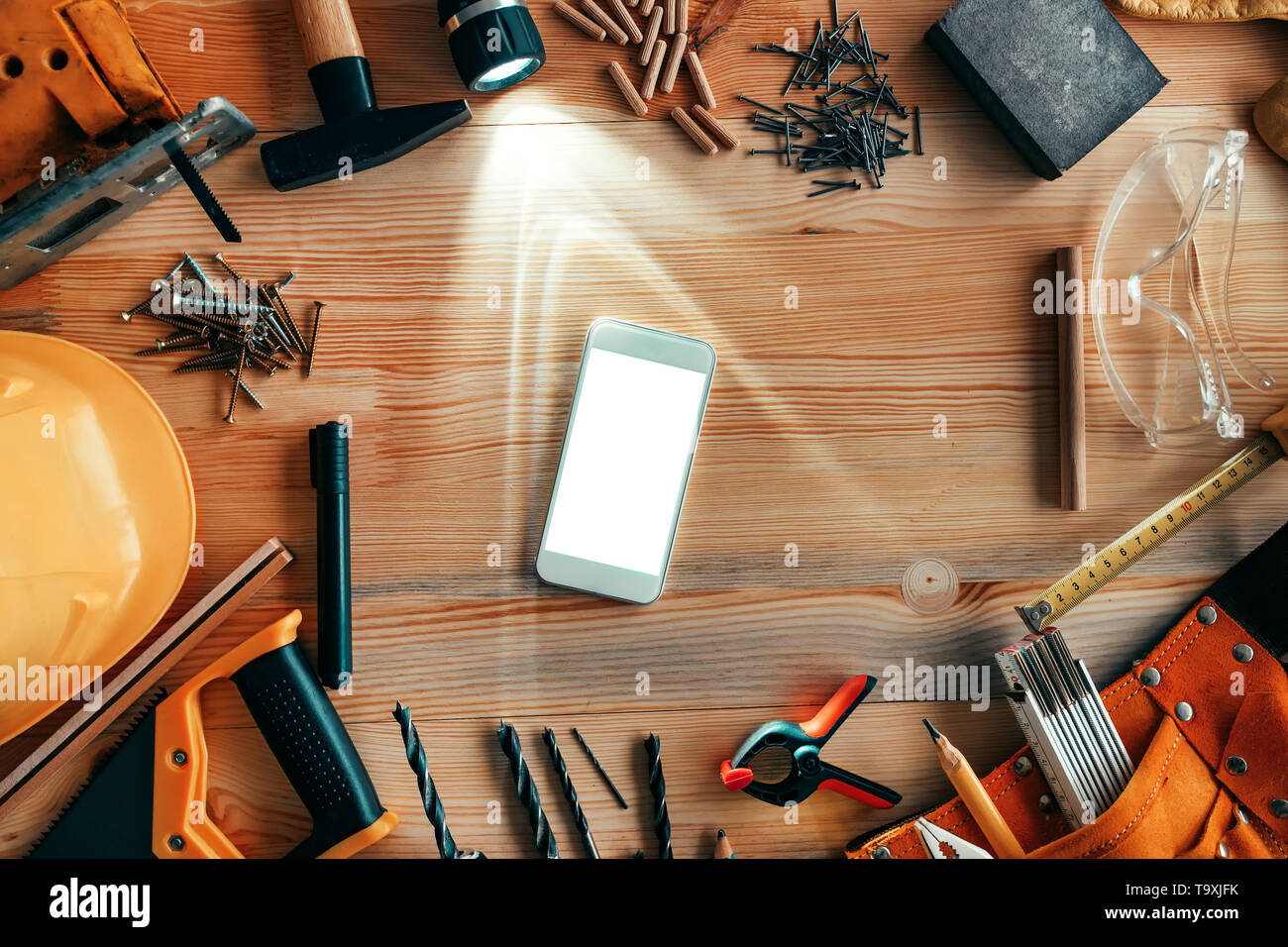 Smartphone mock up auf Schreinerei Holzarbeiten workshop Schreibtisch, Ansicht von oben Stockfoto