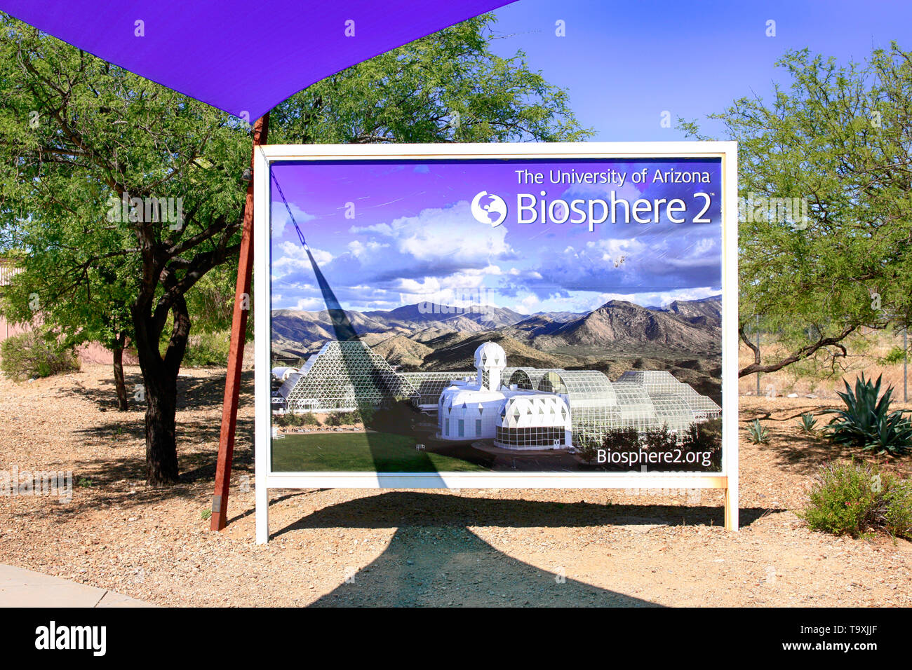 Riesiges poster Plakat am Eingang Bisosphere 2, die Amerikanische Earth System Science Research Facility in Oracle, AZ entfernt Stockfoto