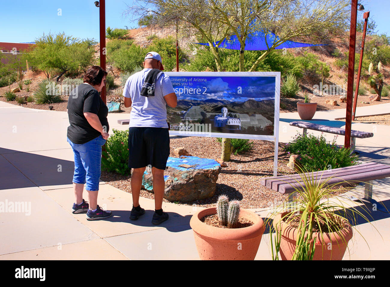 Die Menschen lesen die Besucher Plakat an Bisosphere 2, die Amerikanische Earth System Science Research Facility in Oracle, AZ entfernt Stockfoto