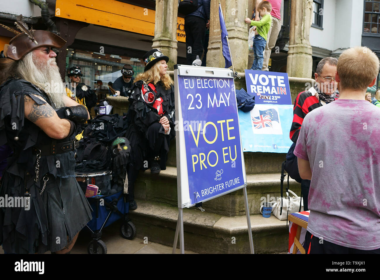 Winchester, UK. Abstimmung UE Parlament Tag der Wahl vom 23. Mai 2019 - freiwillige Helfer verteilen Flugblätter in Winchester Zentrum während der MAYFEST - 18. Mai 2019 Stockfoto
