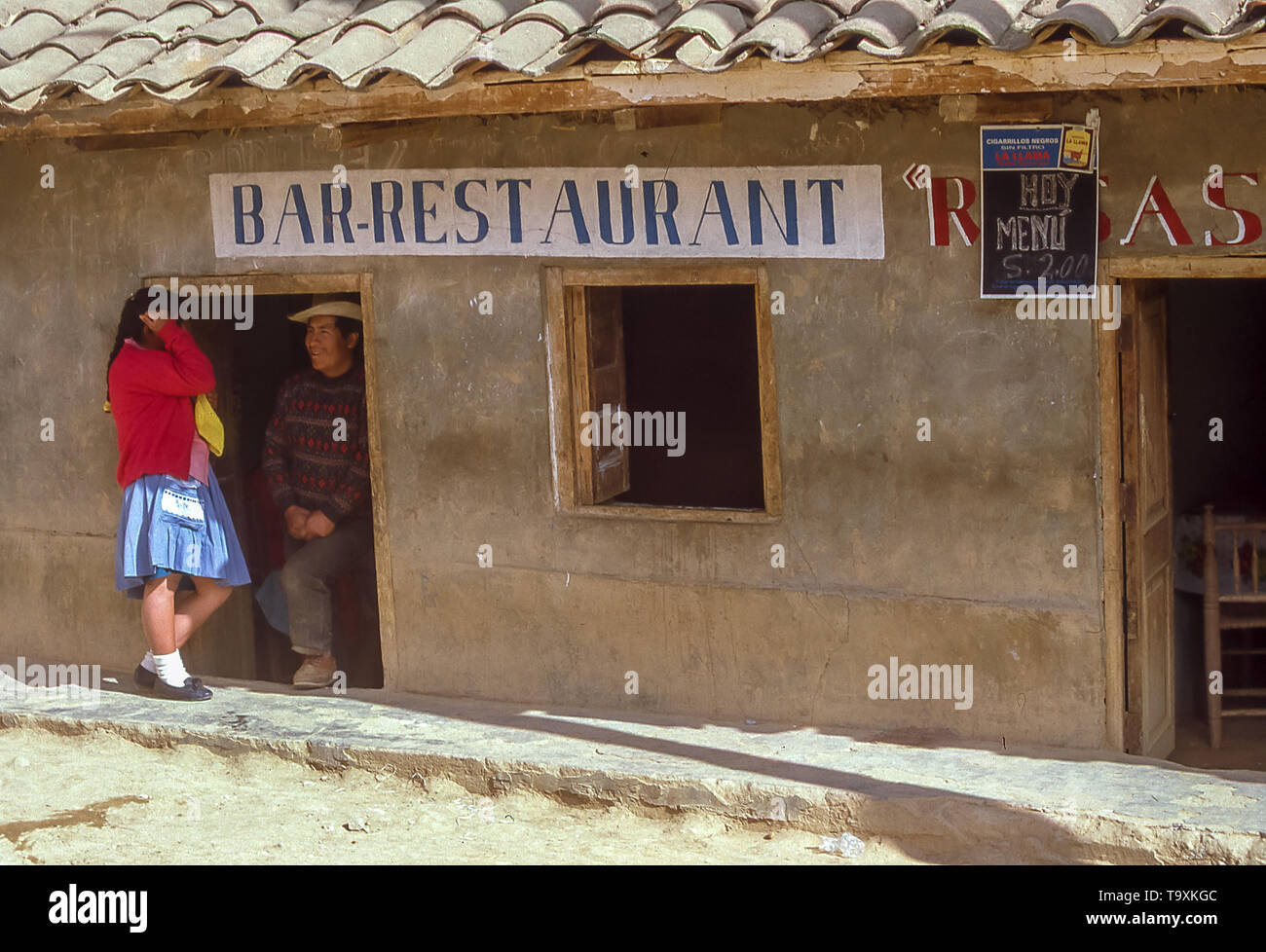 Ein rustikales Restaurant Bar ist entlang der Straße, die nach oben geht die Anden in Richtung Chavin de Huantar, in Peru. Stockfoto
