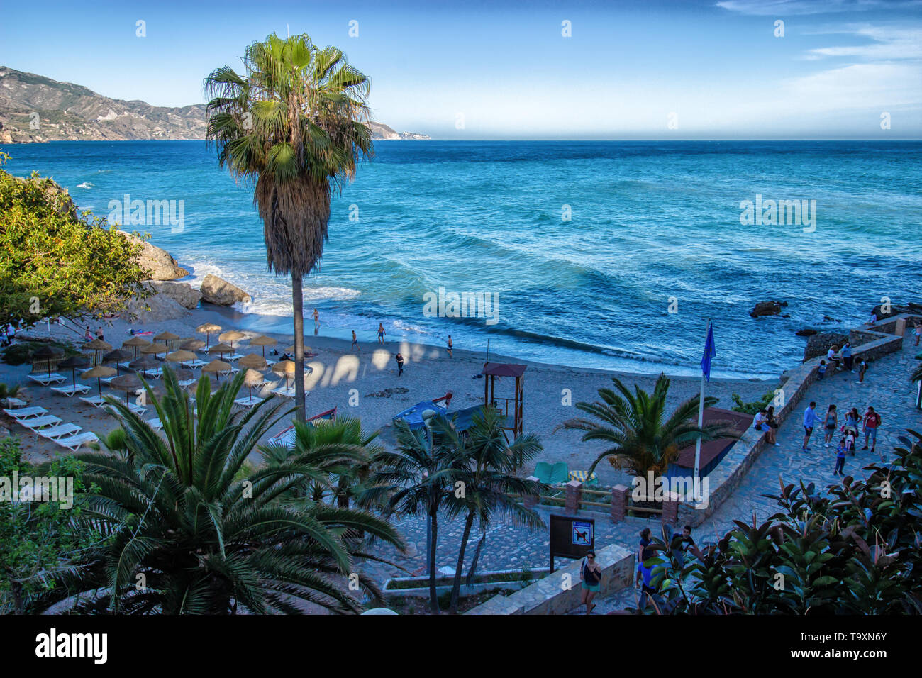 Der schöne Strand von Nerja in Spanien, das war ein altes Fischerdorf mit Blick auf die Berge und auf das Mittelmeer Stockfoto