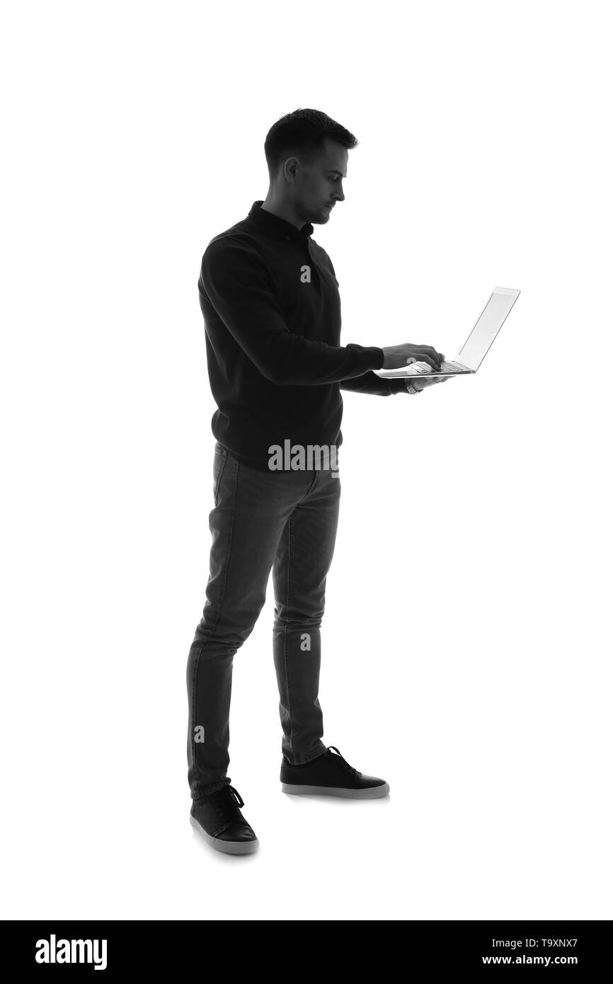 Porträt eines jungen Mannes mit Laptop auf weißem Hintergrund Stockfoto