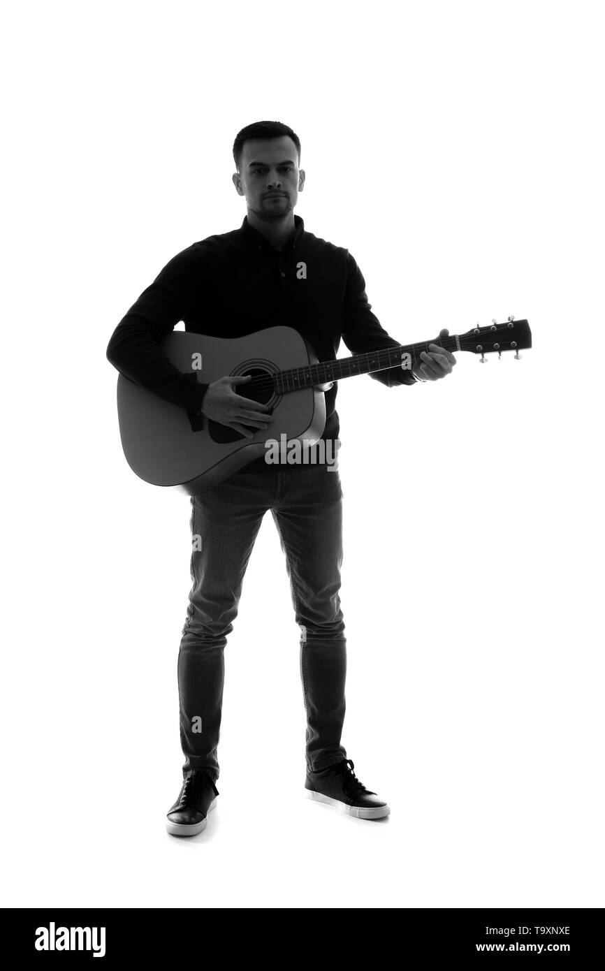 Porträt eines jungen Mannes mit Gitarre auf weißem Hintergrund Stockfoto